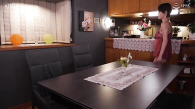 【中文字幕】マッチングアプリでゲットした人妻は学生时代の超一军女子…露骨に嫌な顔してるけどパンツの中はヌレヌレで欲求不満が隠せない